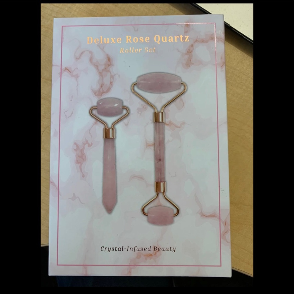 Deluxe Rose Quartz Roller Set withTwo Facial Masks
